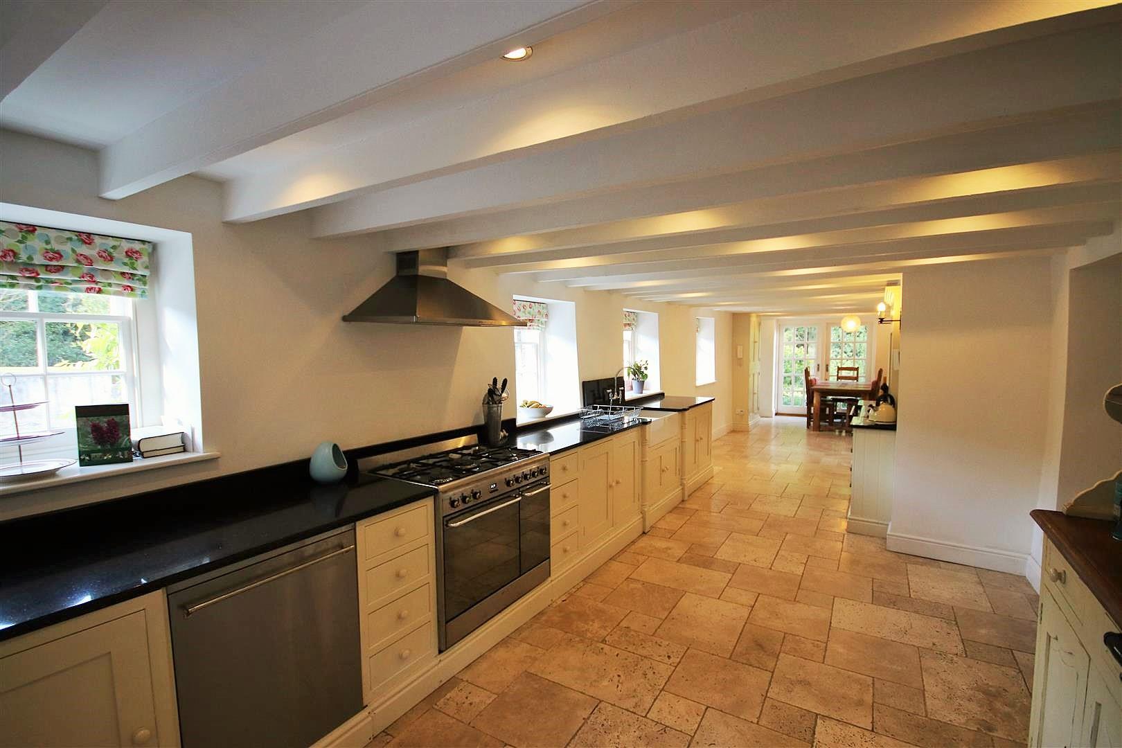 KITCHEN/LIVING ROOM